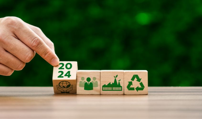 Imagen que muestra cuatro dados de sostenibilidad para 2024, en Just Solutions aportamos como uso en construcción sostenible , las mezclas bituminosas circulares