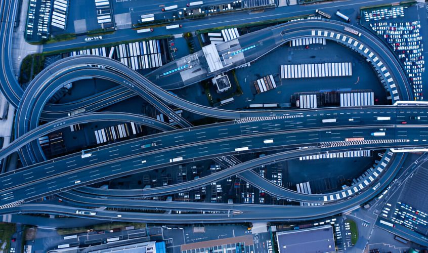 Foto de cabecera para el artículo del blog sobre conservación y mantenimiento de infraestructuras donde se observa el cruce de varias autovías o autopistas desde las alturas