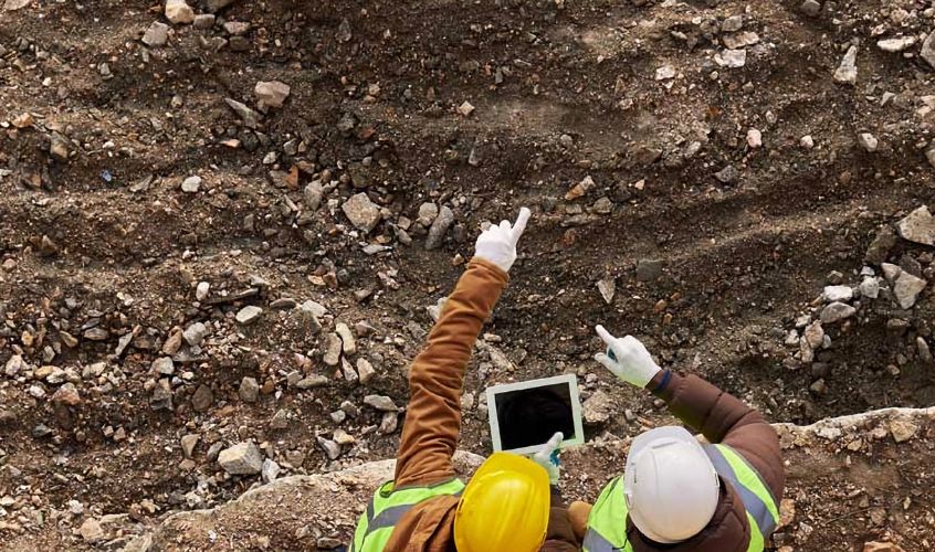 Imagen de cabecera usada para el artículo del blog - Tendencias de Ingeniería Geotécnica que muestra a dos ingenieros realizando un estudio de suelo